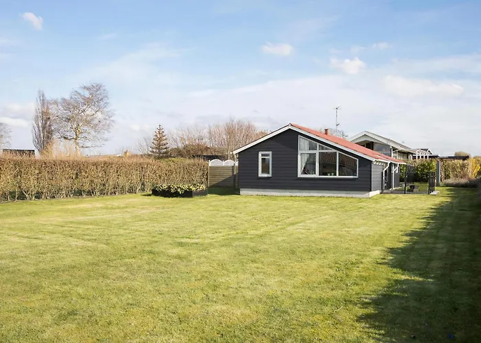 3 Bedroom Amazing In Prázdninový dům Bogense